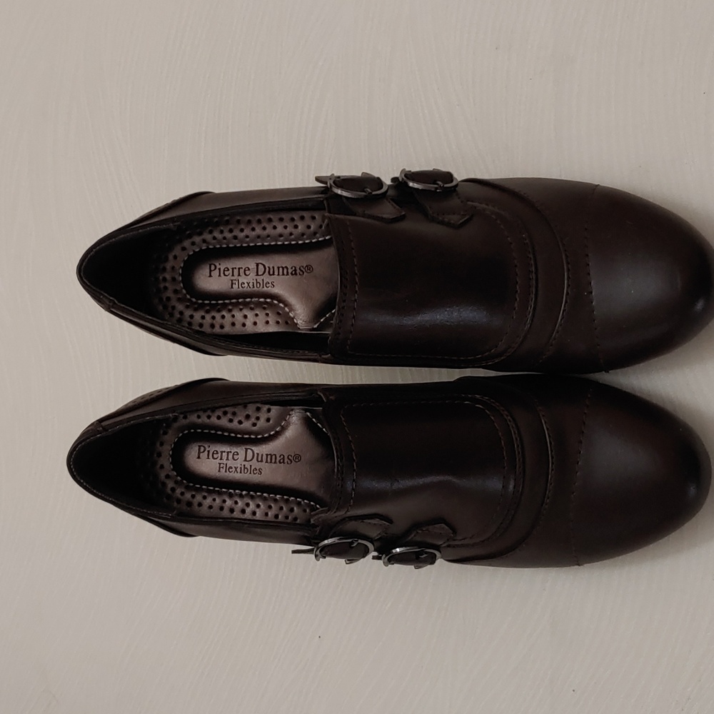 Pierre Dumas Flexibles Women's Left Shoe is Size 9, Right is 8.5.